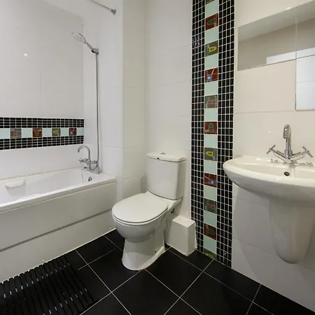 Stunning And Modern 2 Bedroom In לוקאן