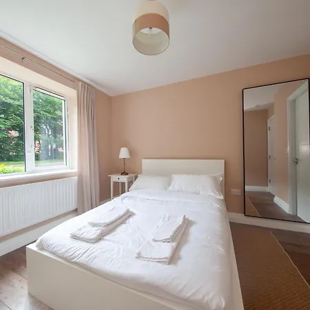 Stunning And Modern 2 Bedroom In *