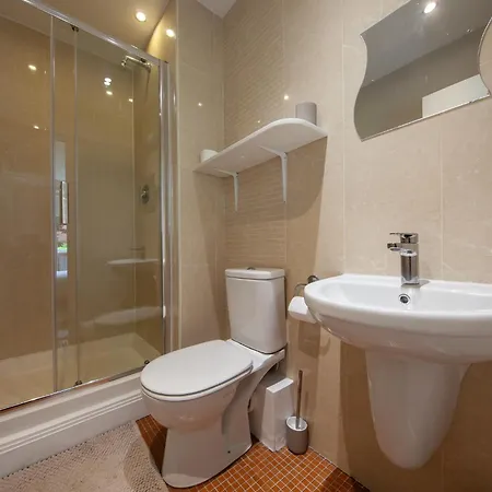 Stunning And Modern 2 Bedroom In *