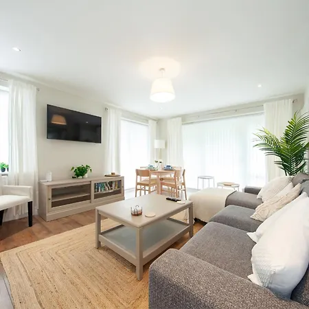 Stunning And Modern 2 Bedroom In דירה *