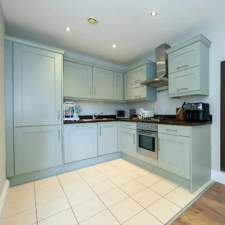 Stunning And Modern 2 Bedroom In *