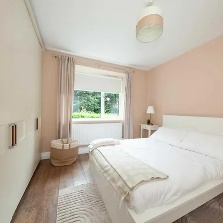 Stunning And Modern 2 Bedroom In דירה