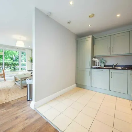 Stunning And Modern 2 Bedroom In דירה לוקאן