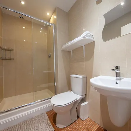 Stunning And Modern 2 Bedroom In *