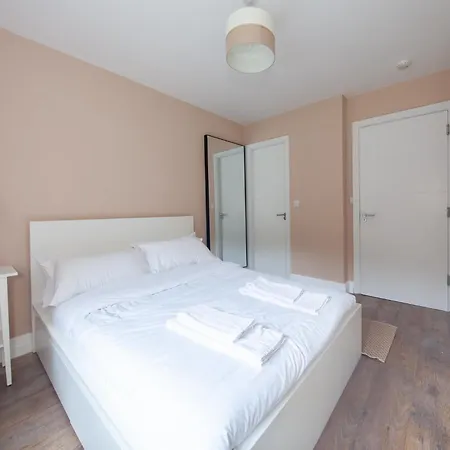 Stunning And Modern 2 Bedroom In דירה לוקאן