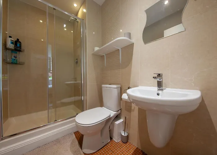 Stunning And Modern 2 Bedroom In *