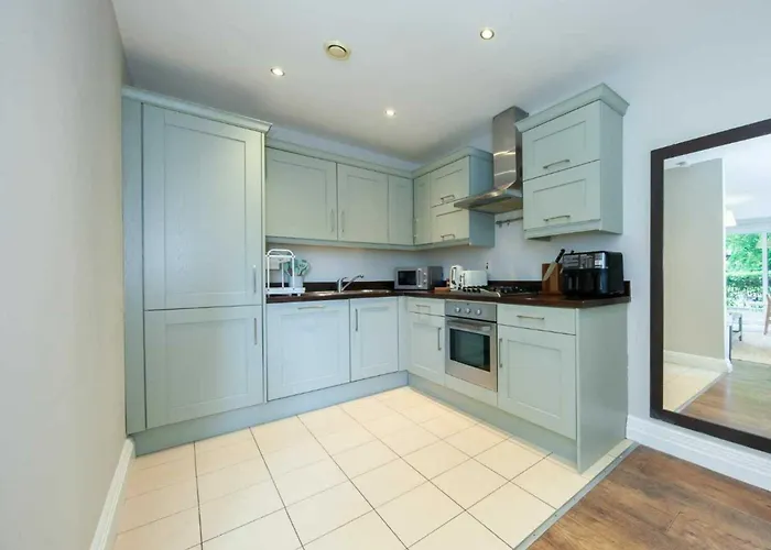 Stunning And Modern 2 Bedroom In *